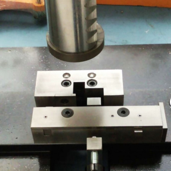 Оборудование для пробоподготовки образцов для испытаний на ударную вязкость Оборудование для пробоподготовки образцов для испытаний на ударную вязкость